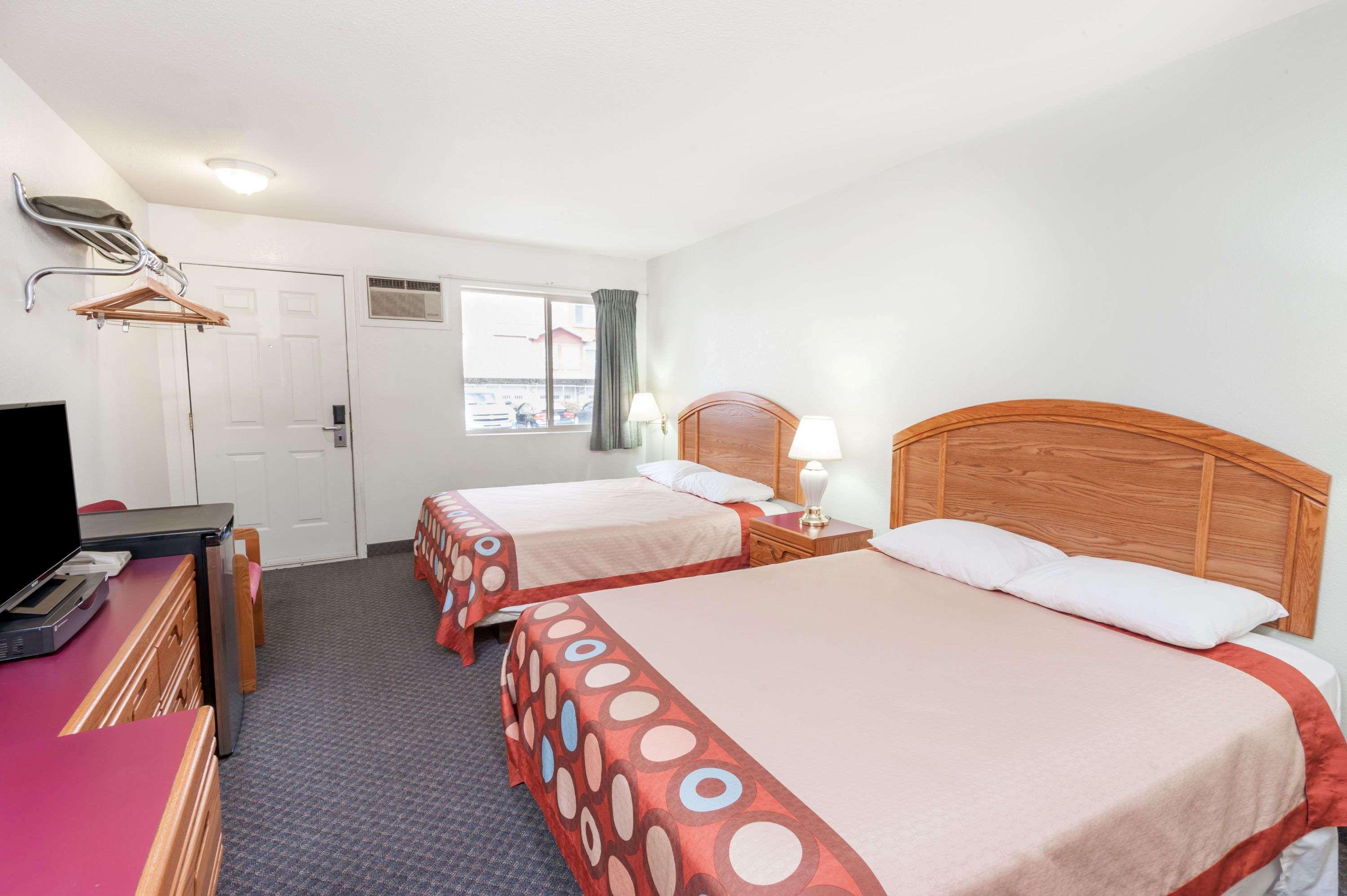 Super 8 By Wyndham Sicamous Exterior foto