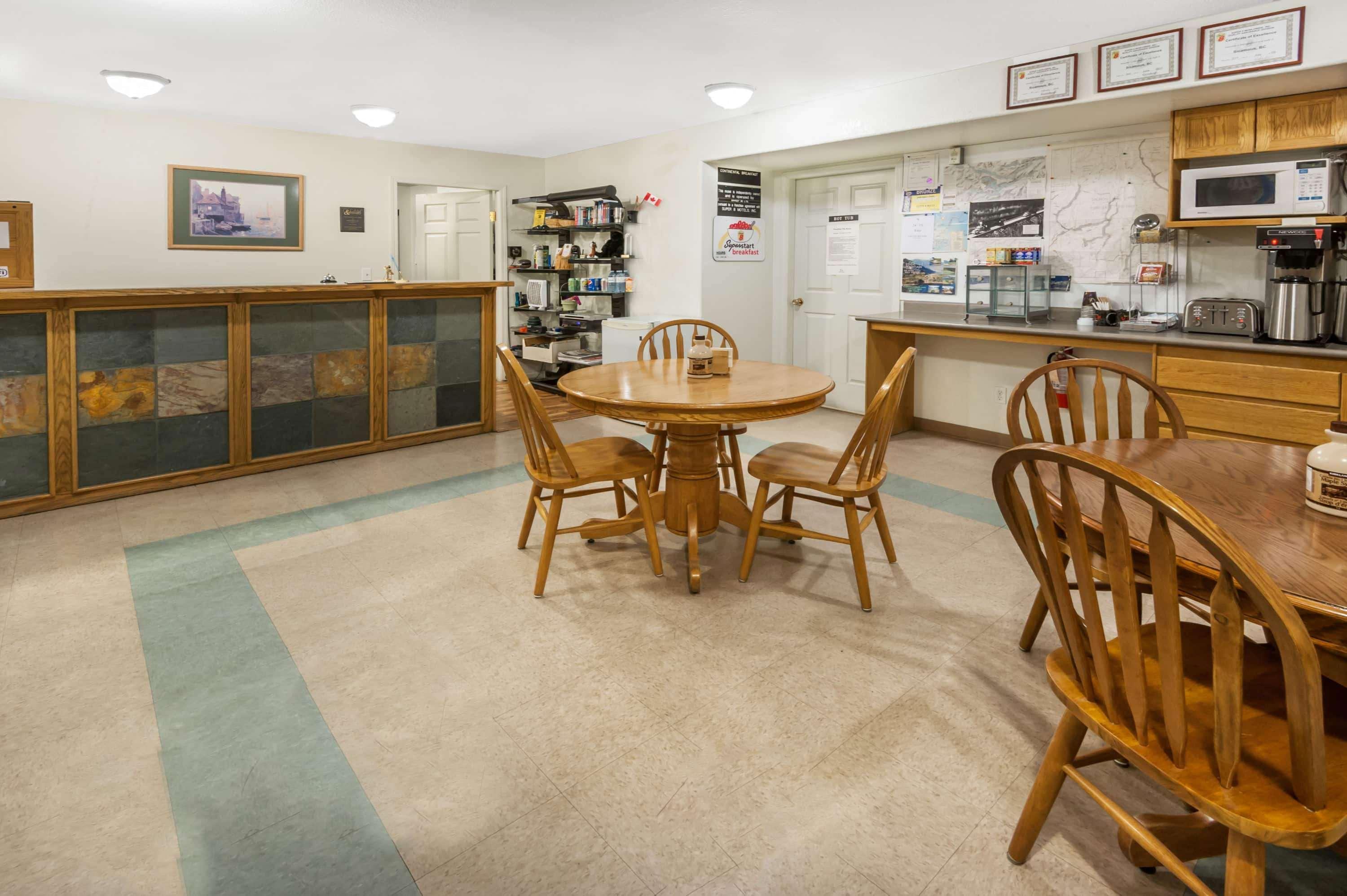 Super 8 By Wyndham Sicamous Exterior foto