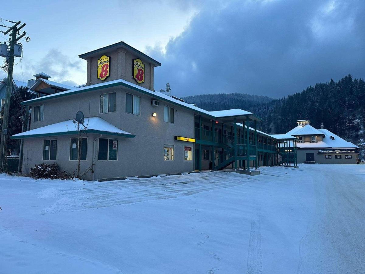 Super 8 By Wyndham Sicamous Exterior foto