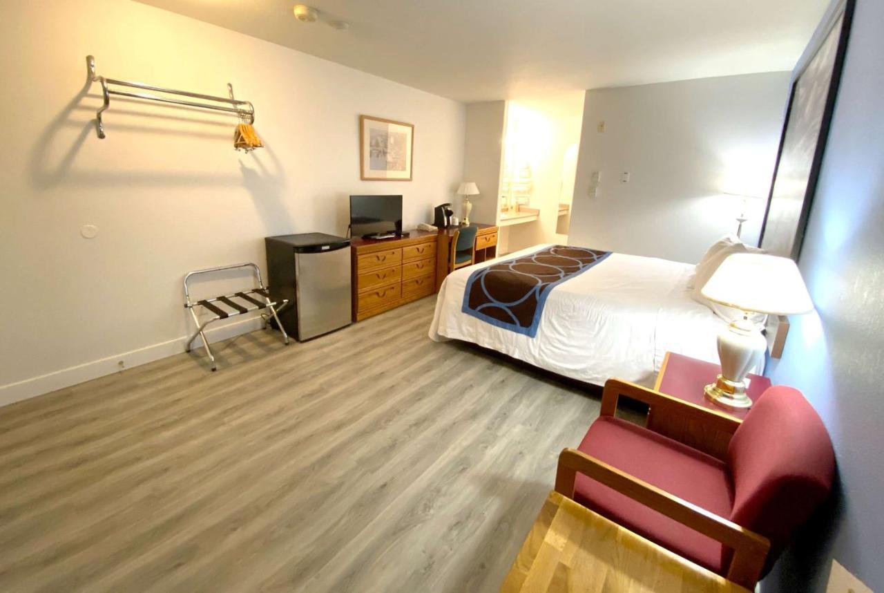 Super 8 By Wyndham Sicamous Exterior foto