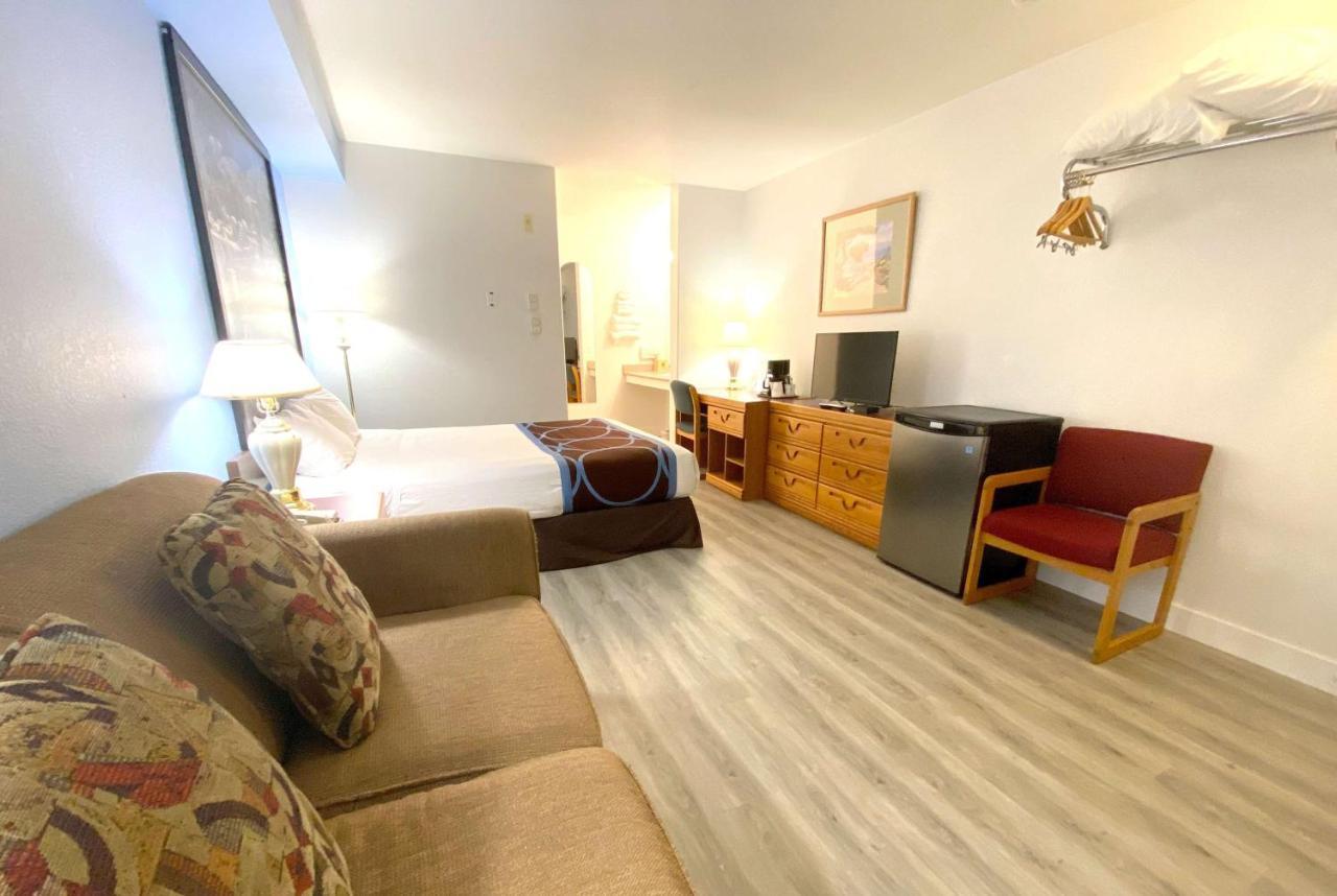 Super 8 By Wyndham Sicamous Exterior foto